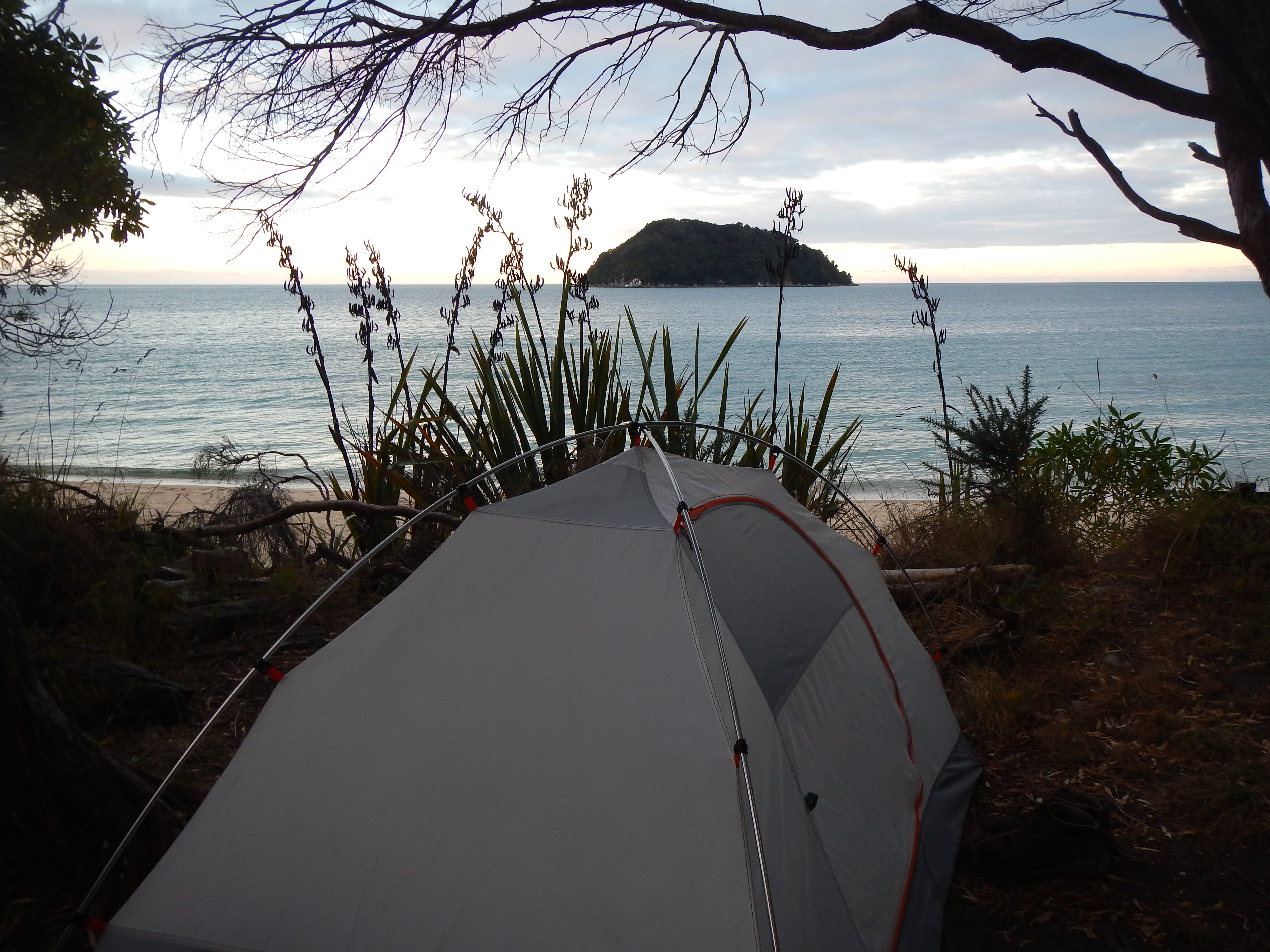 Setting up a tent in Tonga Quarry hunting.places.